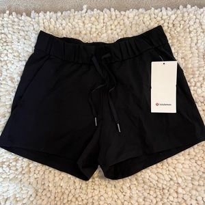 NWT Lululemon on the fly mid-rise short 2.5”